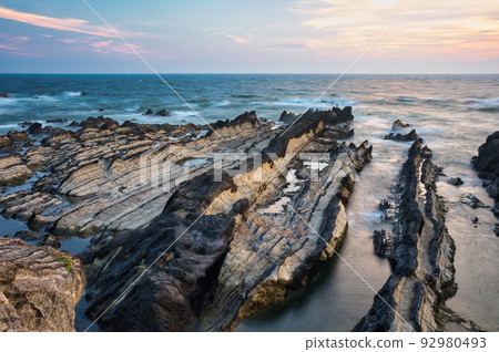 黃昏的荒崎海岸 日落天空和海灘風景 黃昏的荒崎海岸 日落天空和海灘風景 92980493