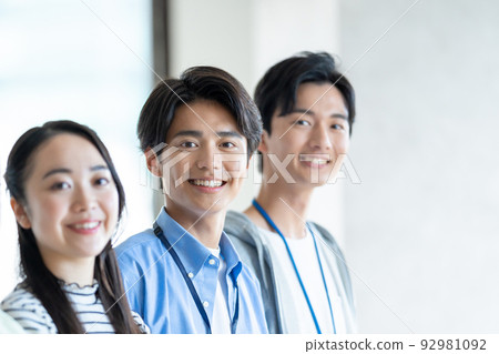 商務休閒青年男女 92981092