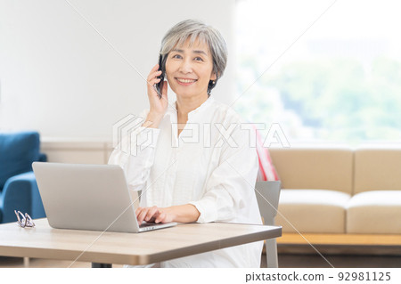 資深女性智能手機個人計算機 92981125