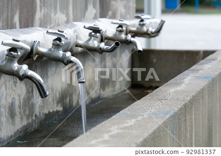outdoor drinking fountain 92981337