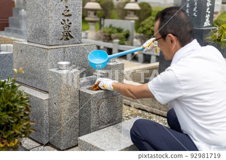 老人參觀墳墓和打掃墳墓 92981719