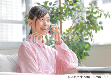 woman smiling and talking 92981925