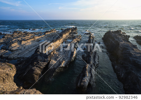 夕陽下的荒崎海岸風景 92982346