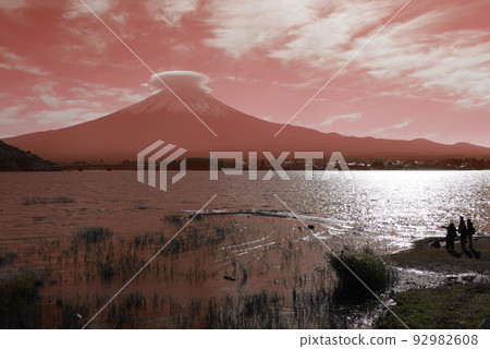 河口湖北側傘雲富士山1 河口湖北側傘雲富士山1 92982608