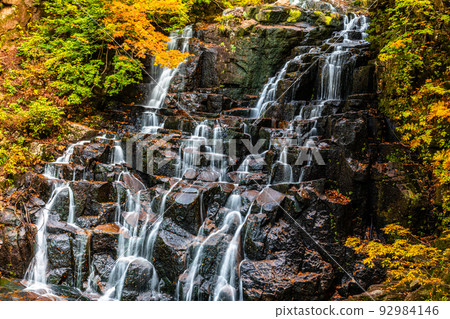 [Akita Prefecture Ninotaki Falls] Superb view created by nature "Autumn leaves of Ninotaki Falls" October 92984146