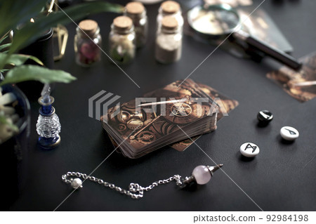 Blurred esoteric magic objects tarot cards on witch table altar 92984198