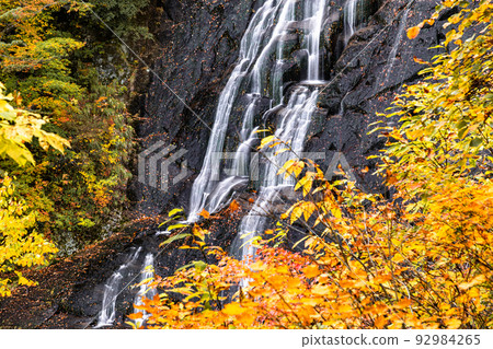 [Akita Prefecture, Kobei Falls] Superb view created by nature "Autumn leaves of Kobei Falls" October 92984265