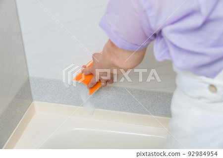 [Middle housewife cleaning the bath with bubbles] 92984954