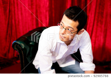 一個男人坐在椅子上前傾思考 一個男人坐在椅子上前傾思考 92985788