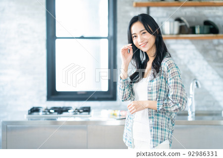 Women's morning kitchen lifestyle Women's morning kitchen lifestyle 92986331