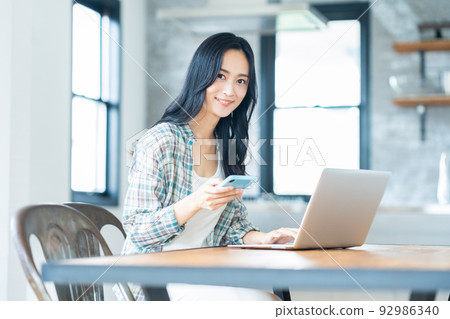 女性客廳遠程辦公電腦生活方式 92986340