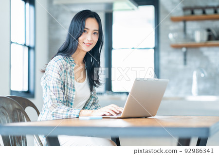 女性客廳遠程辦公電腦生活方式 92986341