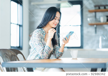 女性智能手機生活方式餐飲 92986342
