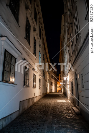Narrow Alley With Streetlights And Cobblestones In The Inner City Of Vienna In Austria 92987120