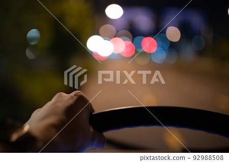 夜間駕駛汽車的男性手 夜間駕駛汽車的男性手 92988508
