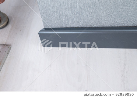 The plinth is dark gray to match the color of the door, mounting the plinth in the room. 92989050
