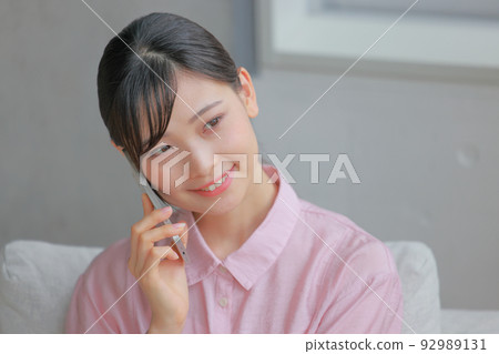 Bird's eye view _ A woman who calls with a bright expression 1 92989131