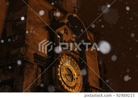 The snow and the golden clock The snow and the golden clock 92989215