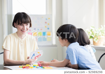 教育 在英語會話課上上課的孩子和母語教師 教育 在英語會話課上上課的孩子和母語教師 92989298
