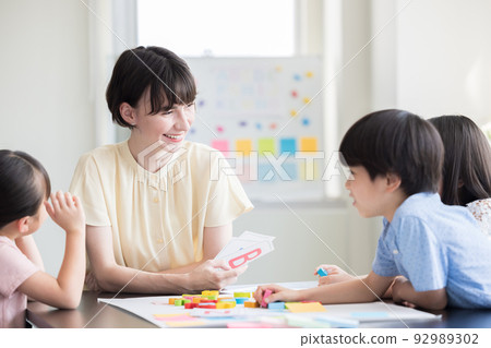 Education A child taking a lesson in an English conversation class and a native teacher 92989302