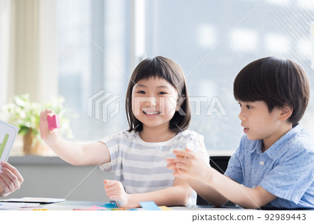 教育 在英語會話課上上課的孩子和母語教師 92989443