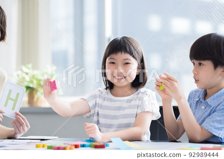 教育 在英語會話課上上課的孩子和母語教師 92989444