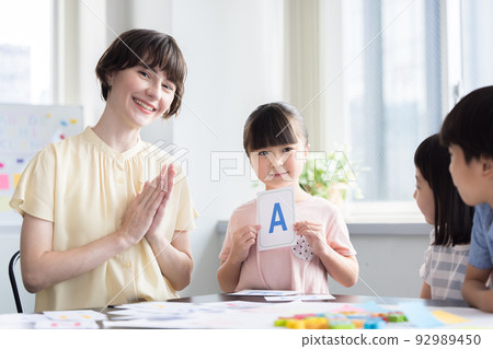 教育 在英語會話課上上課的孩子和母語教師 92989450