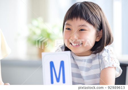 教育 孩子們在英語會話課上上課 92989613