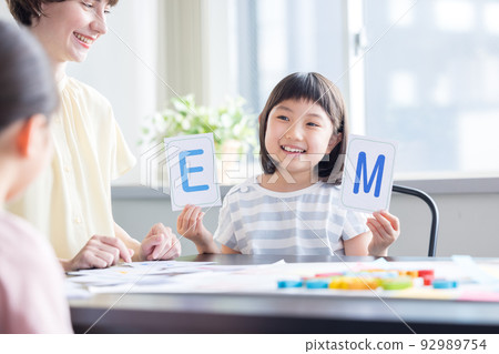 教育 孩子們在英語會話課上上課 教育 孩子們在英語會話課上上課 92989754