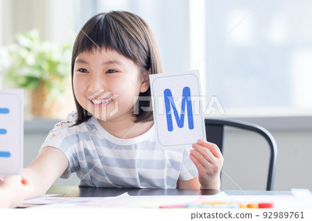 教育 孩子們在英語會話課上上課 92989761