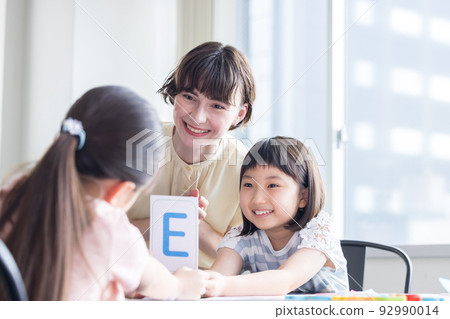 教育 在英語會話課上上課的孩子和母語教師 92990014
