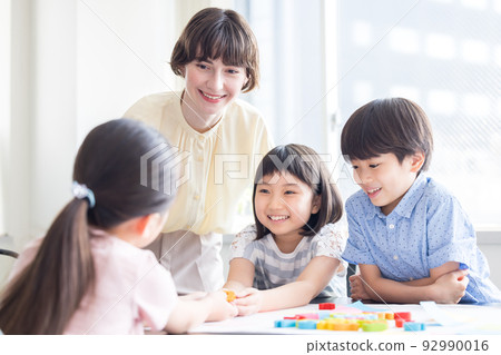 Education A child taking a lesson in an English conversation class and a native teacher 92990016