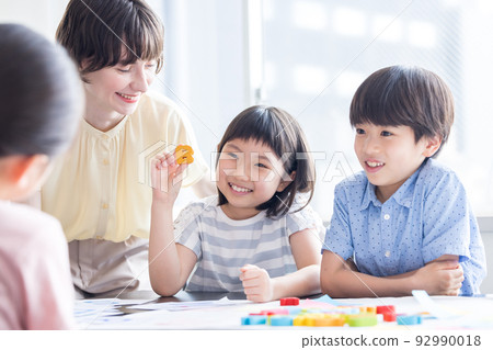 教育 在英語會話課上上課的孩子和母語教師 教育 在英語會話課上上課的孩子和母語教師 92990018