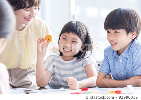 Education A child taking a lesson in an English conversation class and a native teacher 92990019