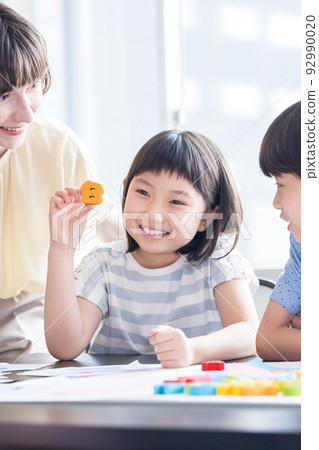Education A child taking a lesson in an English conversation class and a native teacher 92990020