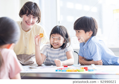 教育 在英語會話課上上課的孩子和母語教師 92990021