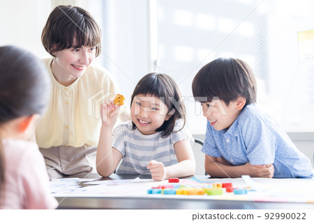 教育 在英語會話課上上課的孩子和母語教師 92990022