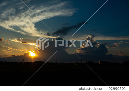 夏天日落、雷雲和日落天空 夏天日落、雷雲和日落天空 92990501