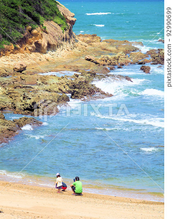 福岡縣蘆屋町，水很乾淨的夏浜海灘上玩耍的父母和孩子 92990699
