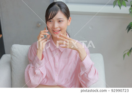 Bird's-eye view_Woman calling with her hand on her chin 1 92990723