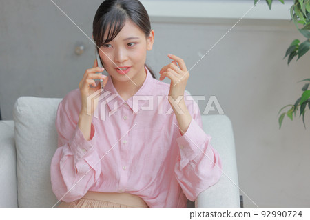 Bird's eye view _ woman talking on the phone while remembering 1 92990724