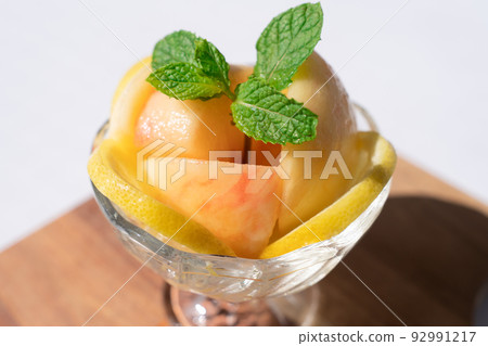 Cut fruit peach 92991217