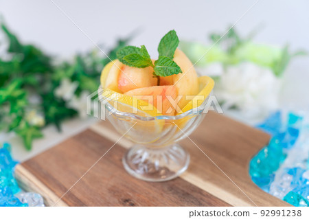 Cut fruit peach 92991238