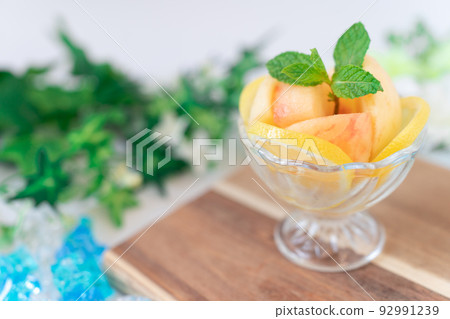 Cut fruit peach 92991239