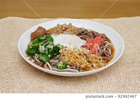 冷面拌蕎麥麵和烏冬面 92992467