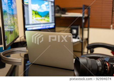 [創作者] 筆記本電腦和相機 92994074