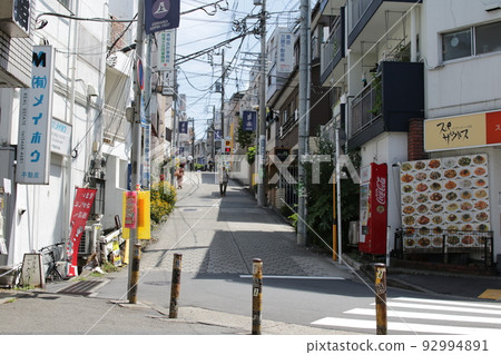 代代木上原車站前小巷的白天景色 代代木上原車站前小巷的白天景色 92994891