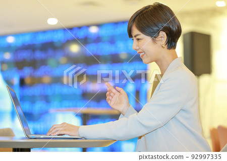 女商人 3 在後台與 CG 屏幕進行在線會議 92997335