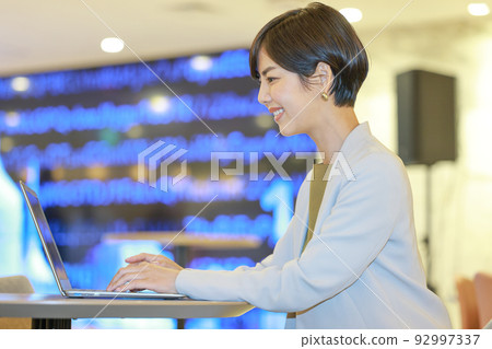 女商人 1 在背景中創建帶有 CG 屏幕的材料 92997337