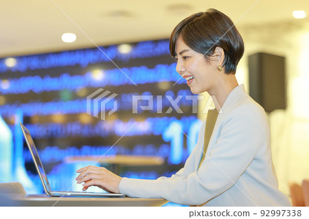 以 CG 屏幕為背景創作素材的女商人 2 以 CG 屏幕為背景創作素材的女商人 2 92997338